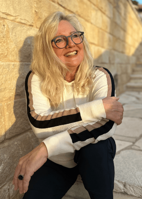 „Ich führe Mütter wie dich in die emotionale Freiheit, damit du ohne den traditionellen Ballast deiner Vergangenheit dein Kind gelassen, voller Freude und Leichtigkeit in seine Zukunft begleiten kannst.“